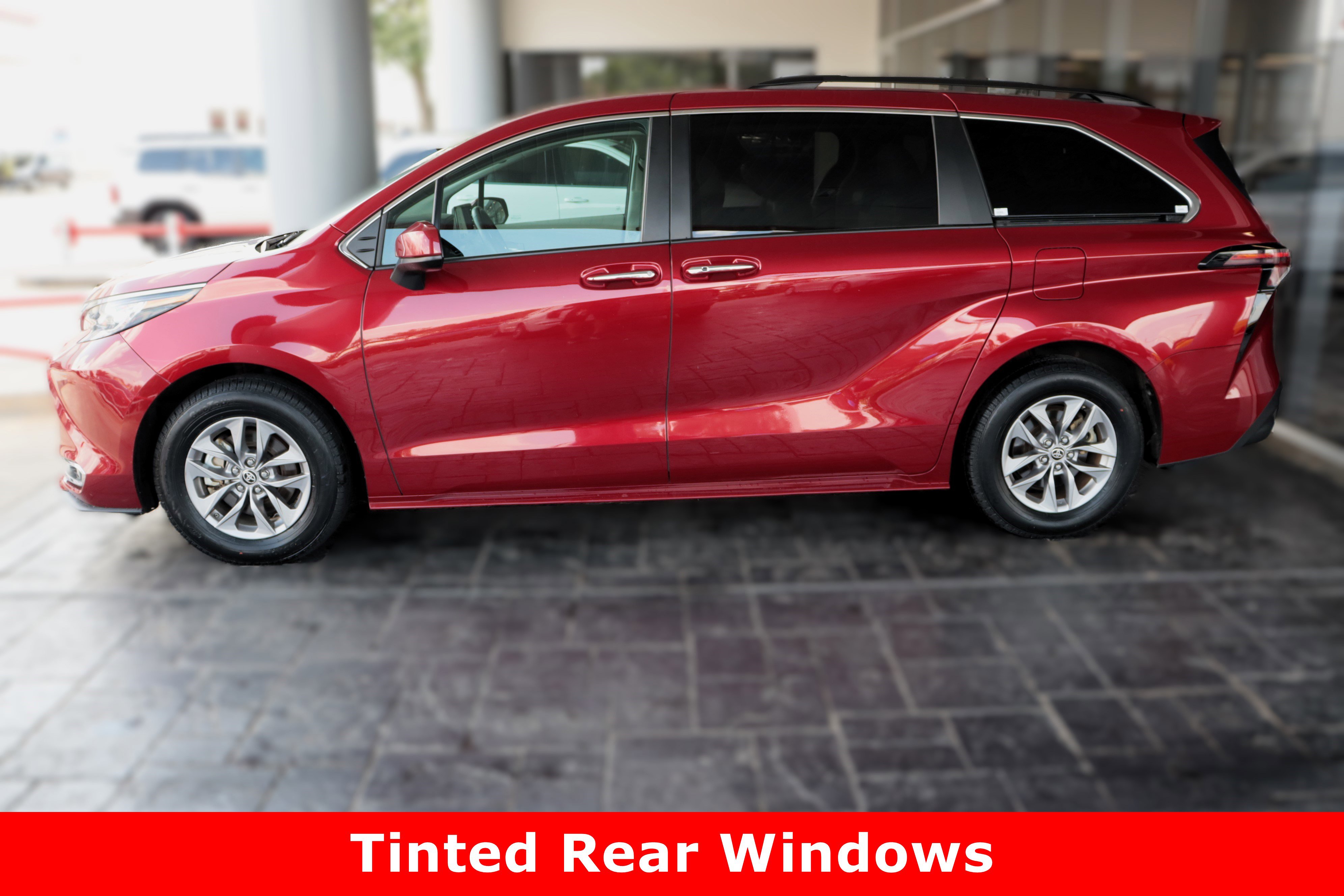 2023 Toyota Sienna XLE photo 5