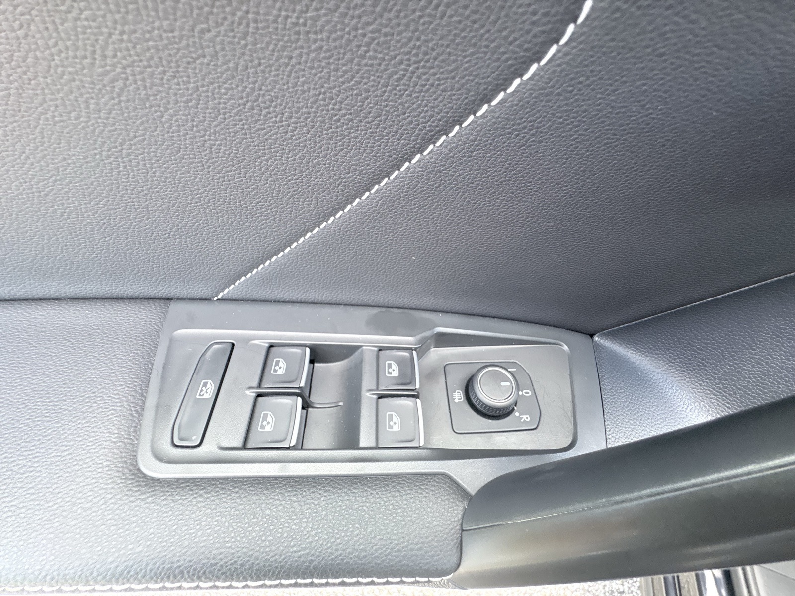 2023 Volkswagen Tiguan SE R-Line Black photo 17