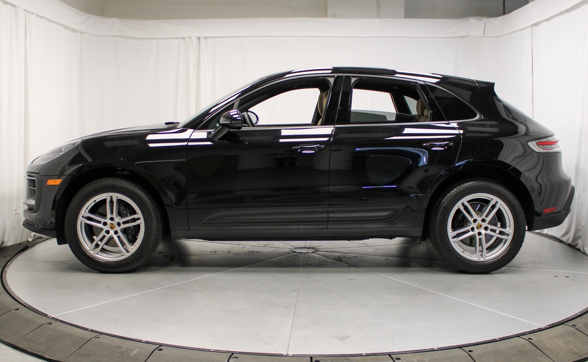 2025 Porsche Macan Base photo 2
