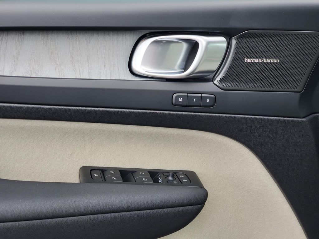2026 Volvo XC40 Plus photo 2
