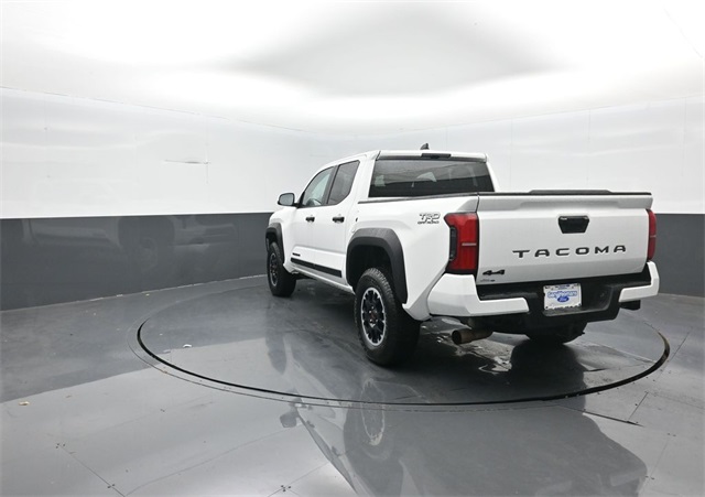 2025 Toyota Tacoma TRD Off-Road photo 4