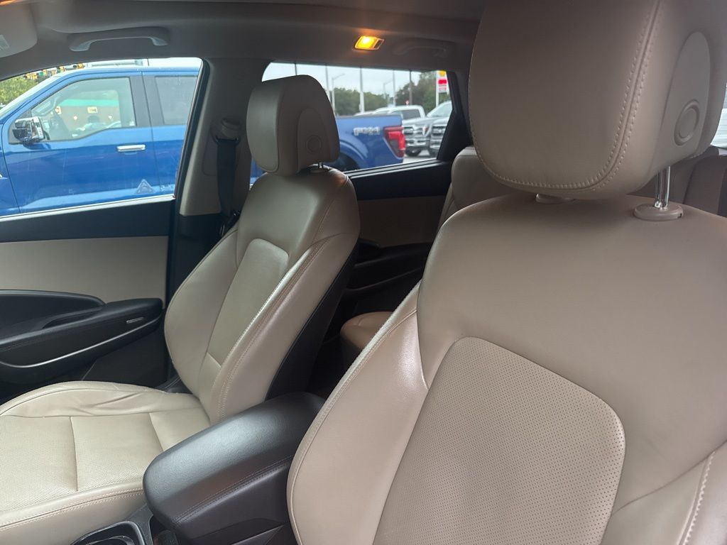 2017 Hyundai Santa Fe SE Ultimate photo 4