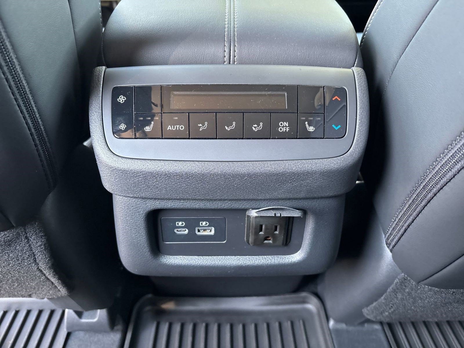 2025 Nissan Pathfinder Platinum photo 25