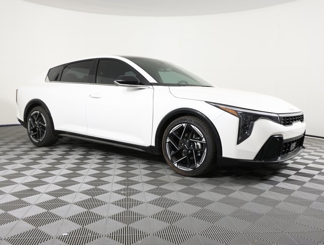 2025 Kia K4 GT-Line photo 3