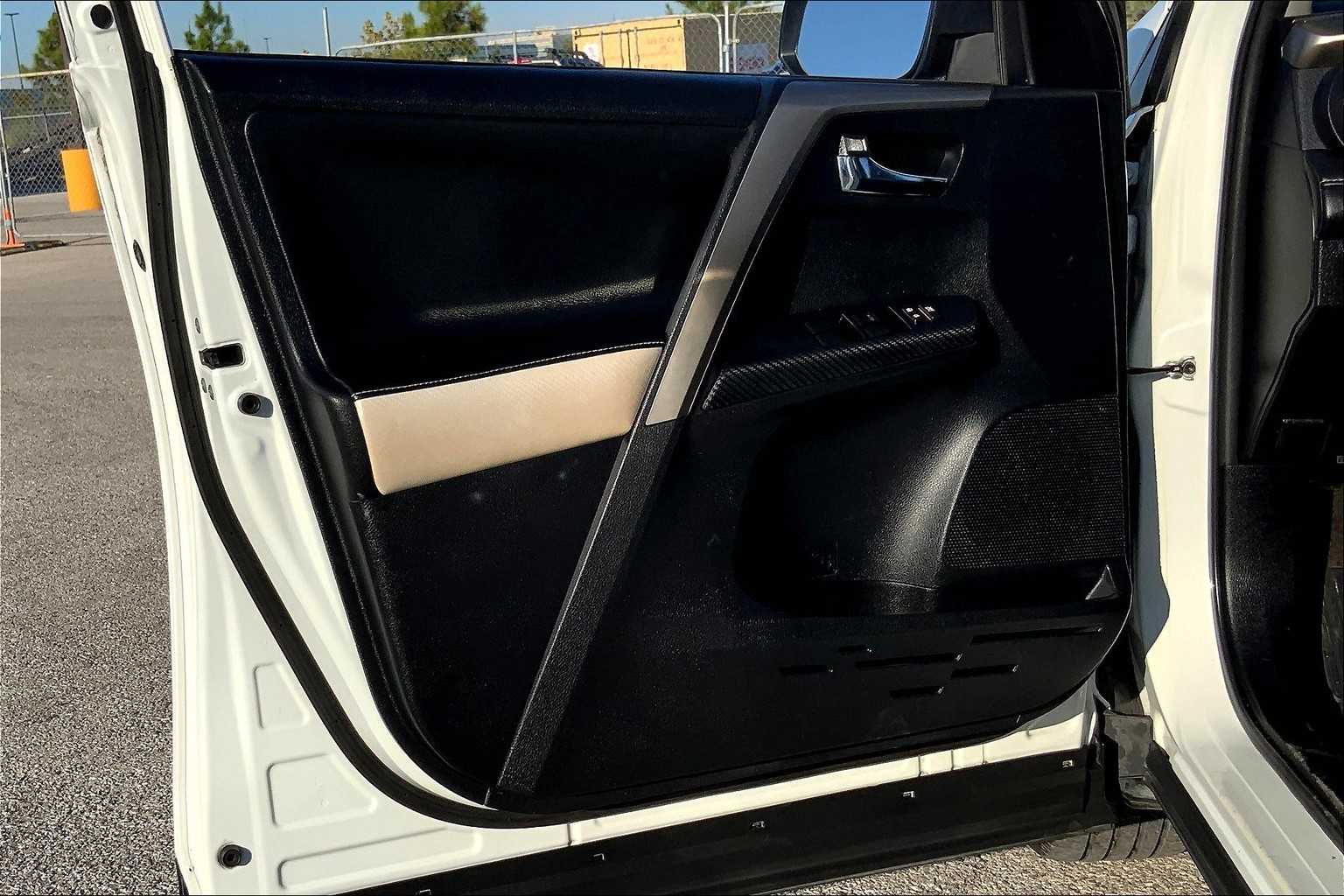 2015 Toyota RAV4 XLE photo 19