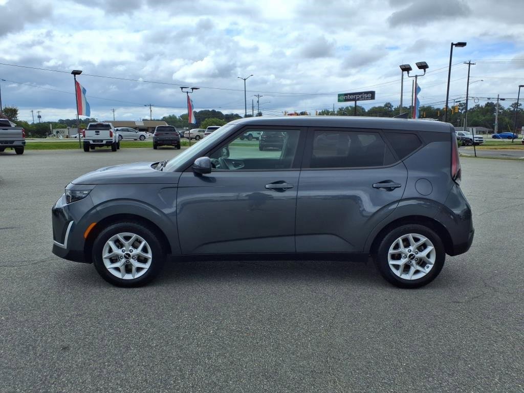 2023 Kia Soul LX photo 2