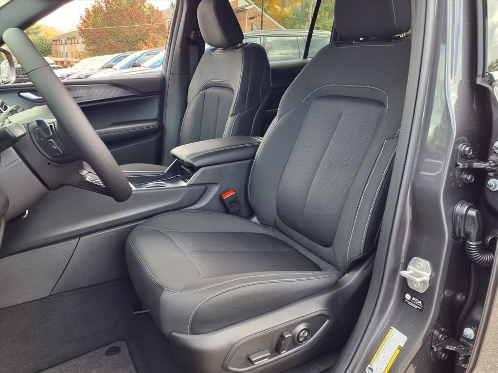 2025 Jeep Grand Cherokee Laredo X photo 4