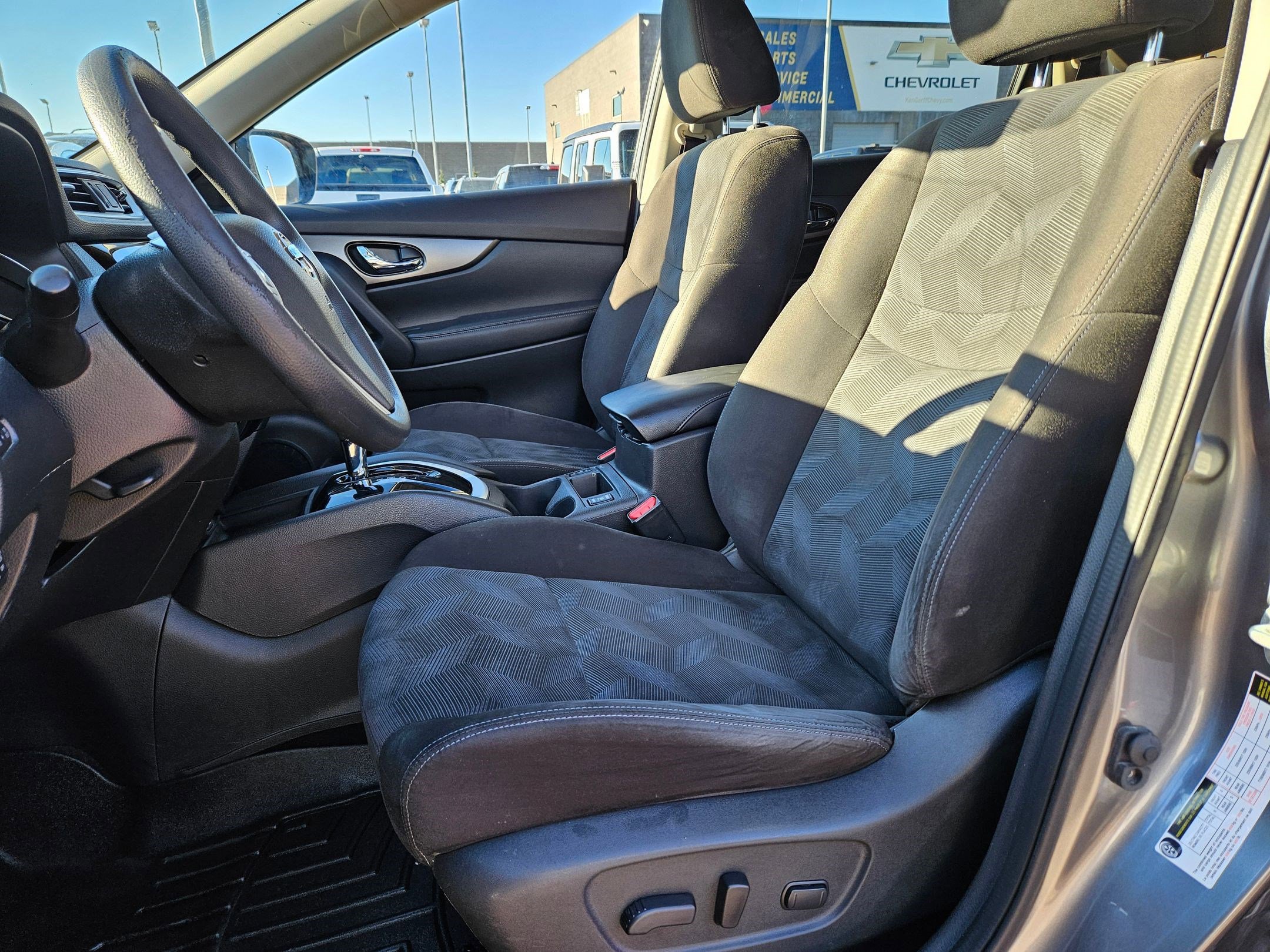 2015 Nissan Rogue SV photo 13
