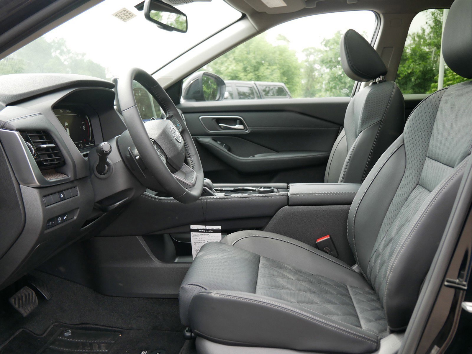 2025 Nissan Rogue Platinum photo 5