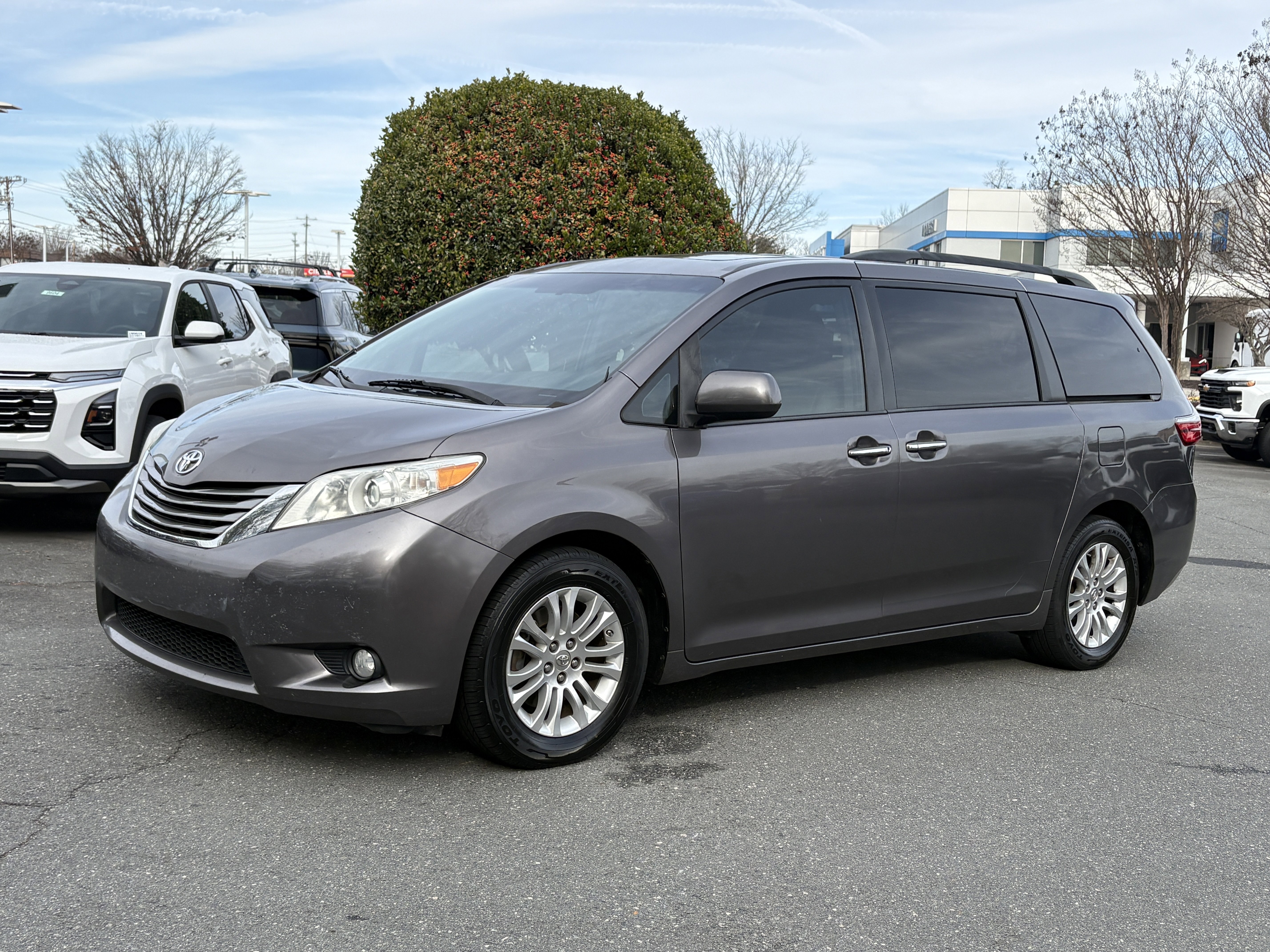 2016 Toyota Sienna XLE's photo