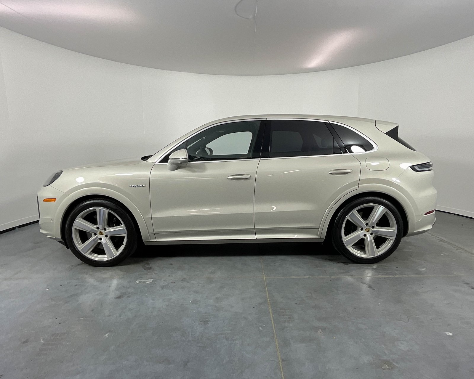 2024 Porsche Cayenne Turbo E-Hybrid photo 2
