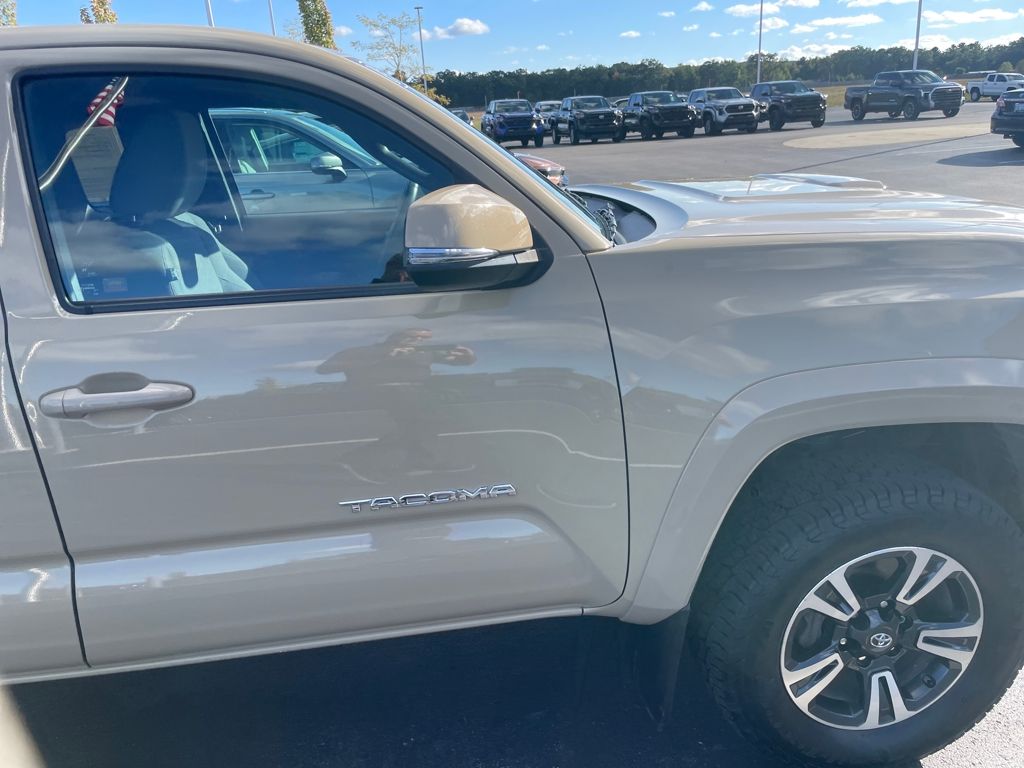 2019 Toyota Tacoma TRD Sport photo 17