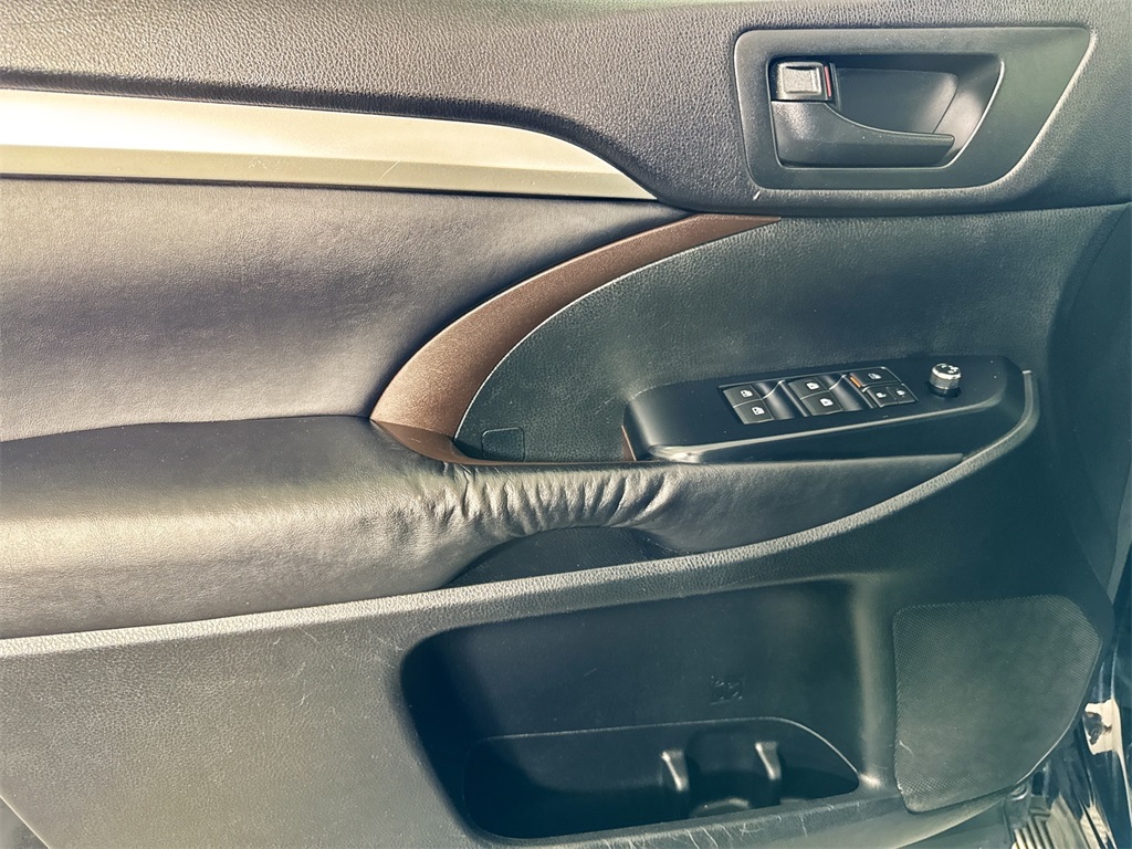 2016 Toyota Highlander LE Plus photo 24