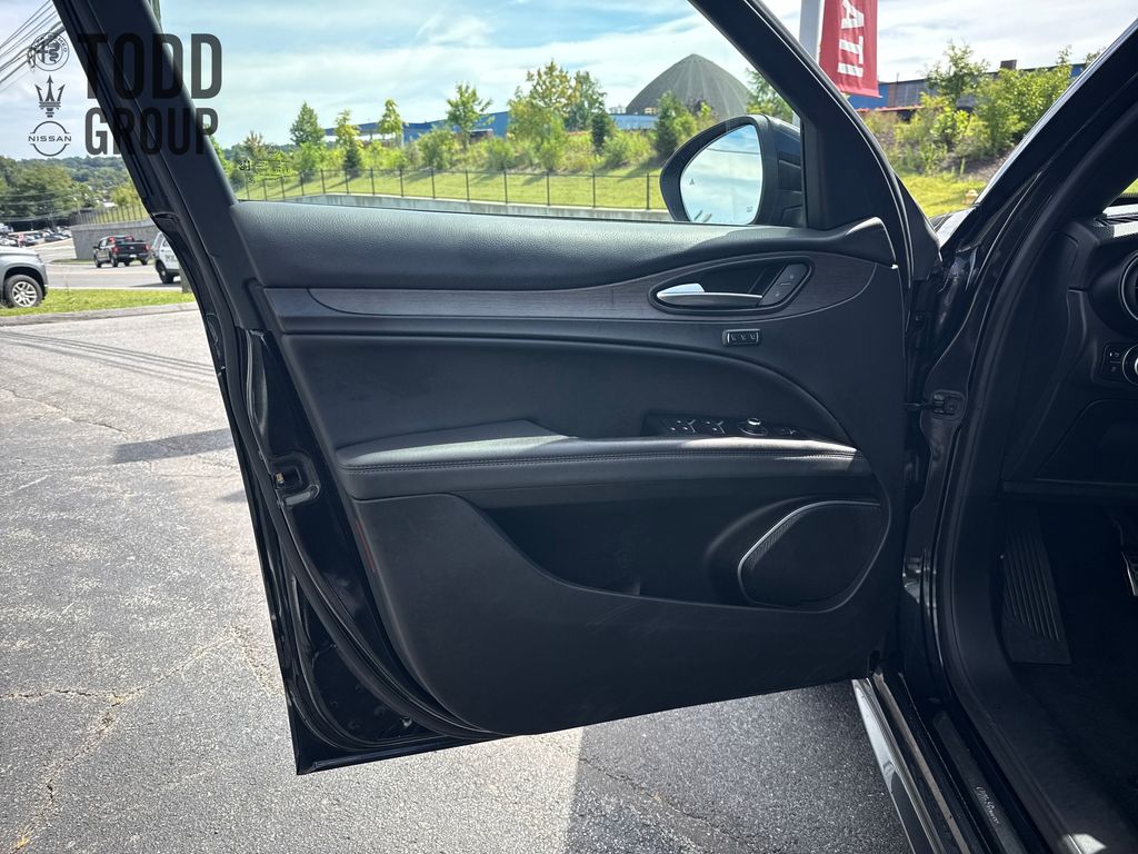 2022 Alfa Romeo Stelvio Ti photo 8