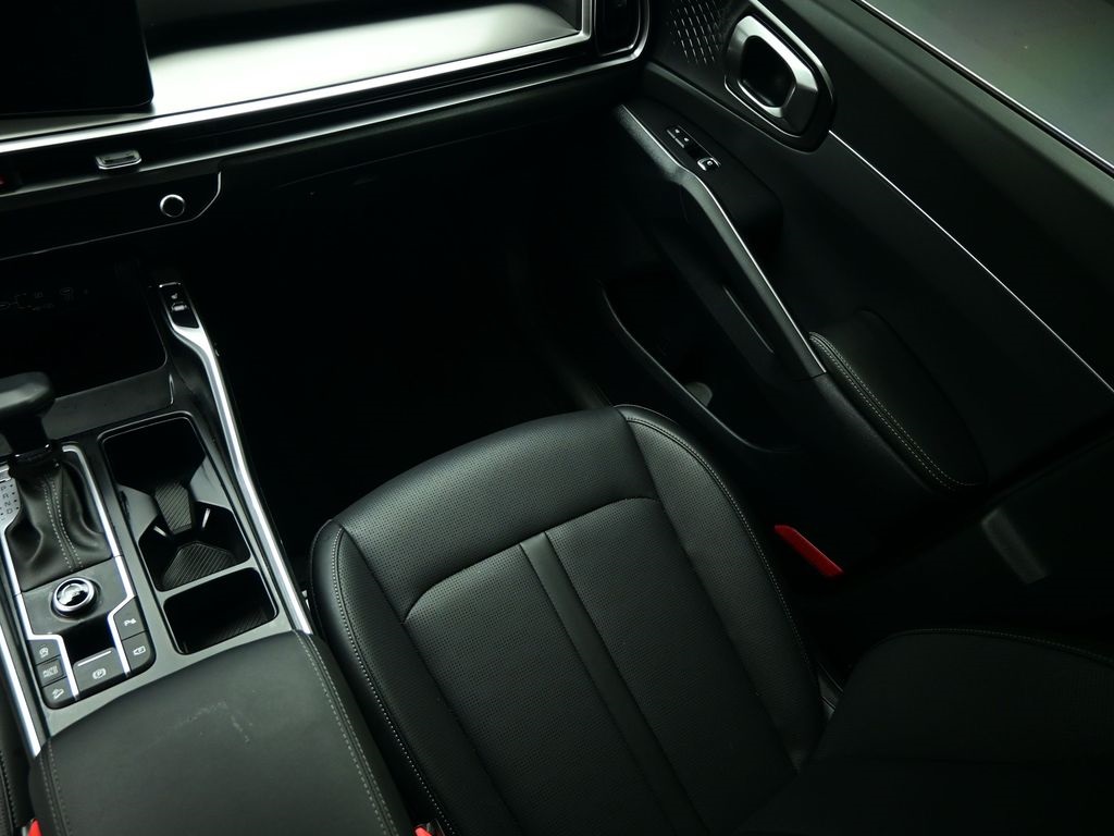 2025 Kia Sorento S photo 2