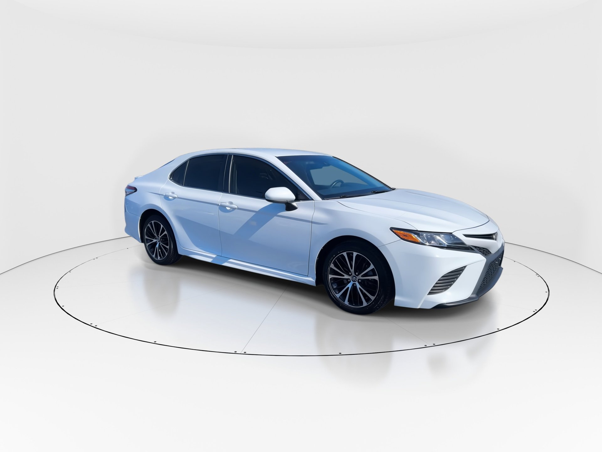 Used 2018 Toyota Camry SE with VIN 4T1B11HK0JU570555 for sale in Kansas City
