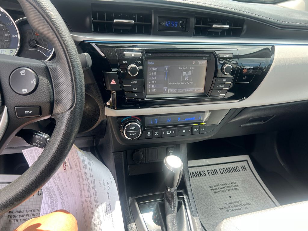 2014 Toyota Corolla LE photo 17
