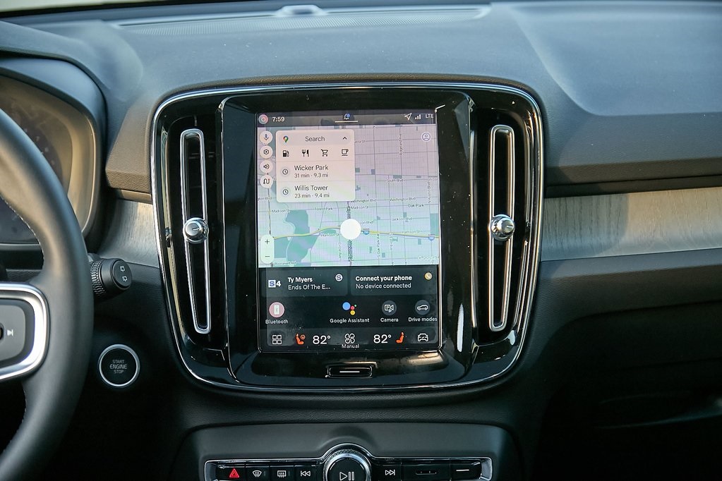 2026 VOLVO XC40 - Image 23