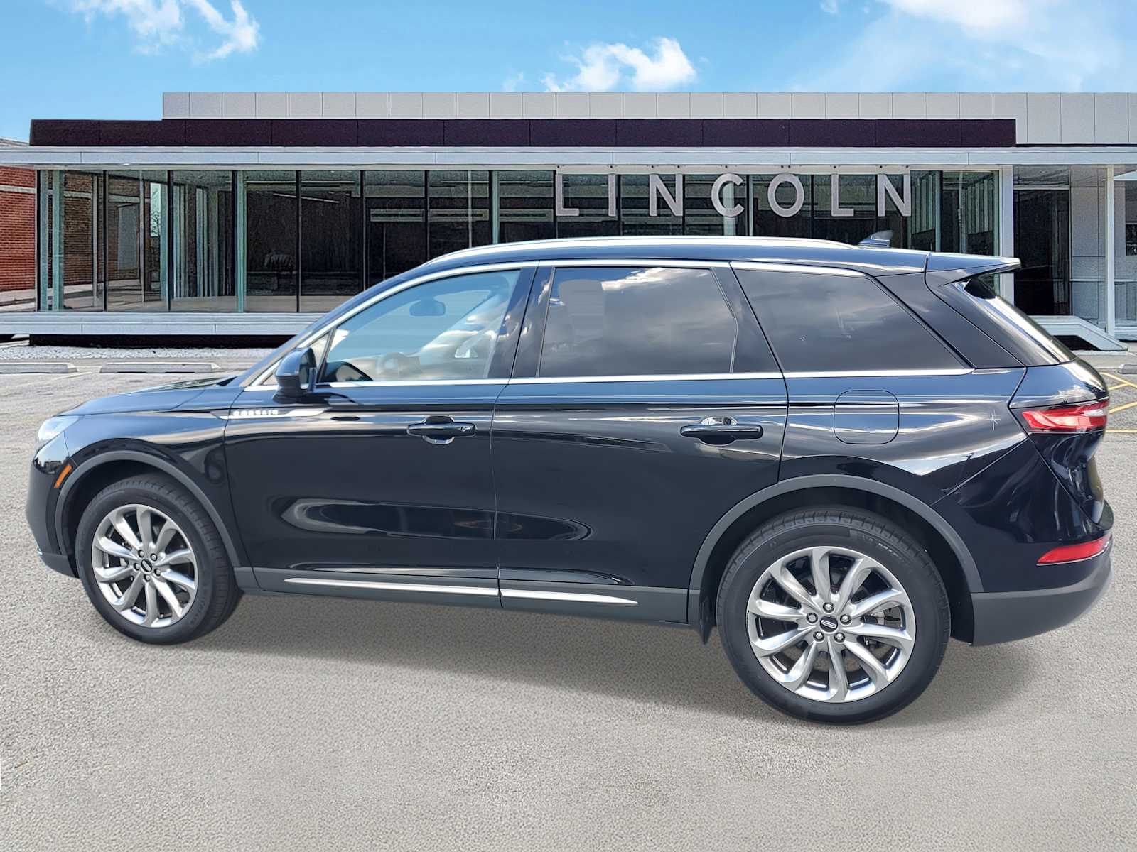 2022 Lincoln Corsair Standard photo 2