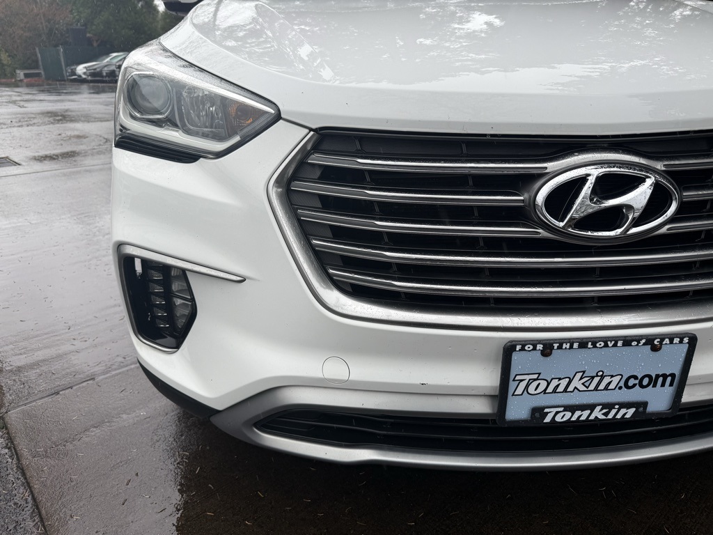 2017 Hyundai Santa Fe SE photo 2