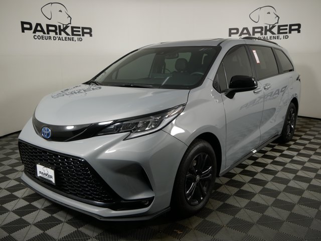 2025 Toyota Sienna XSE's photo