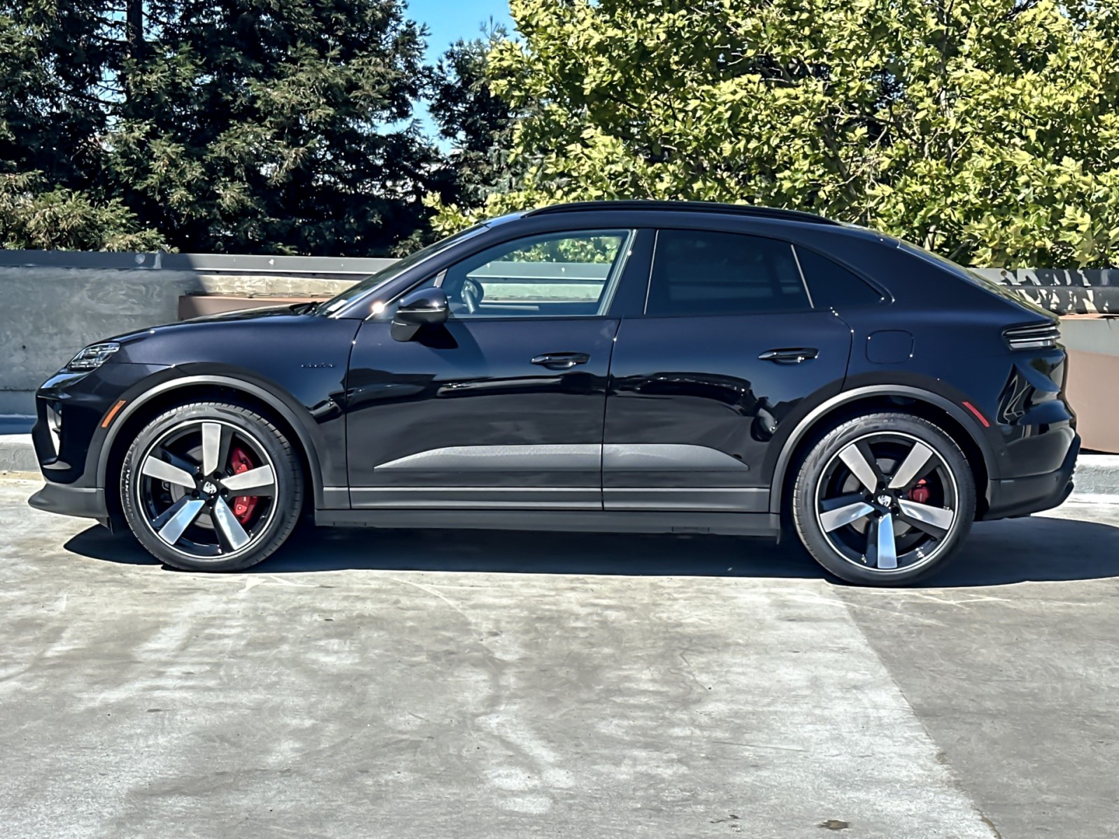 2025 Porsche Macan Electric photo 2