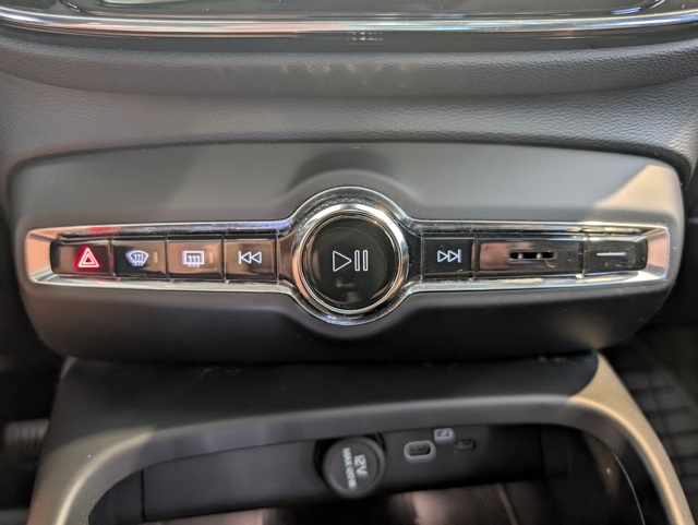 2023 Volvo XC40 Plus photo 25