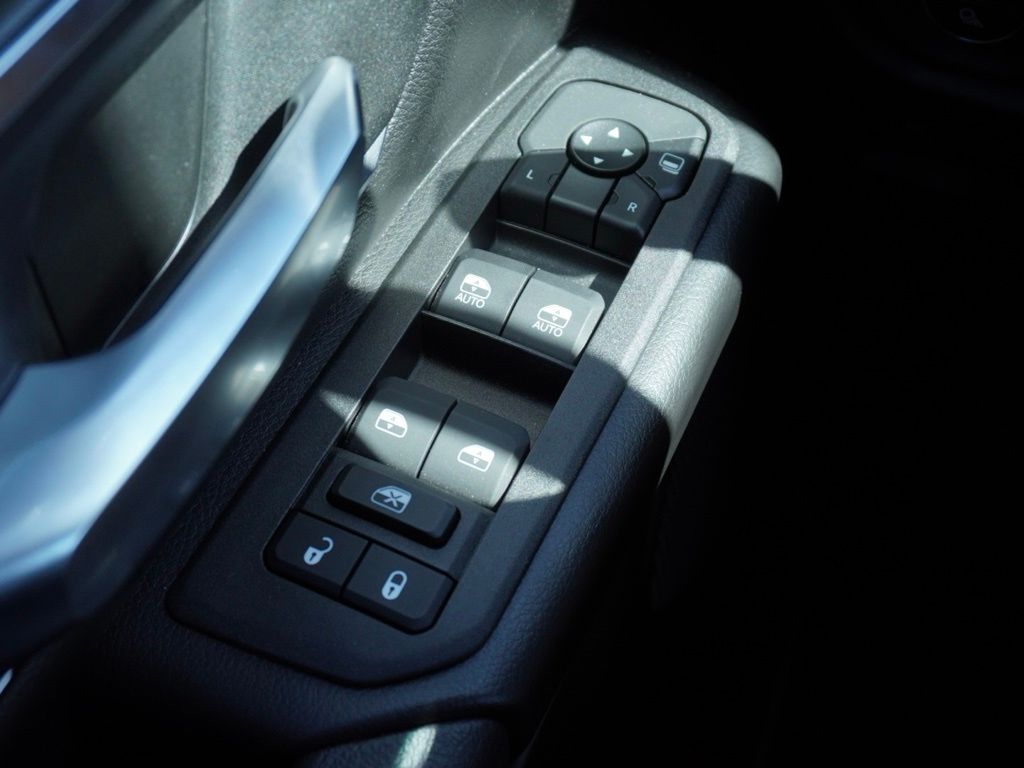 New 2025 Diamond Black Crystal Pearl-Coat Exterior Paint RAM Big Horn Sport Appearance Edition image 14