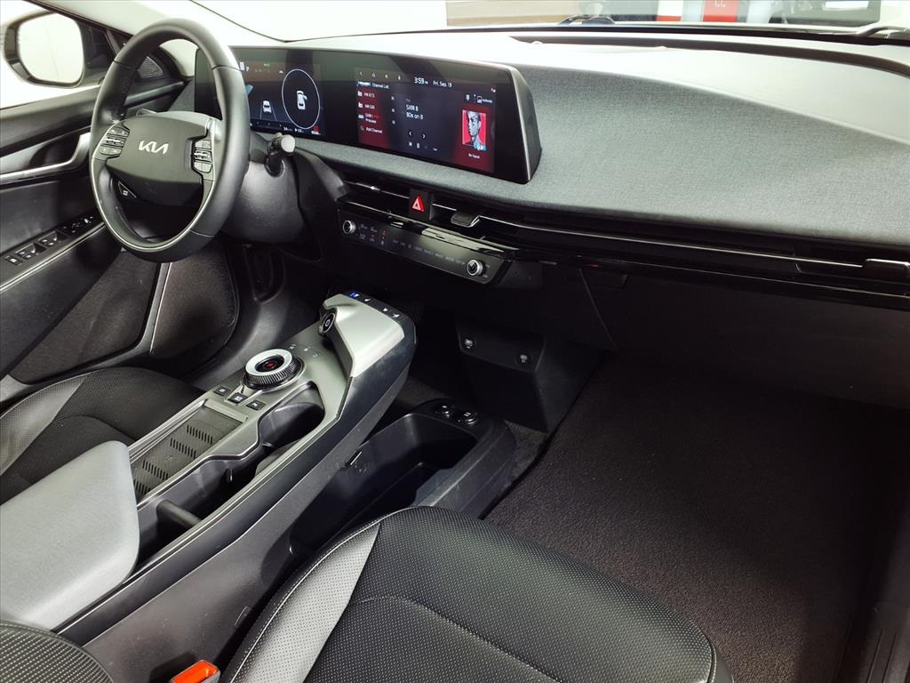 2022 Kia EV6 Wind photo 12