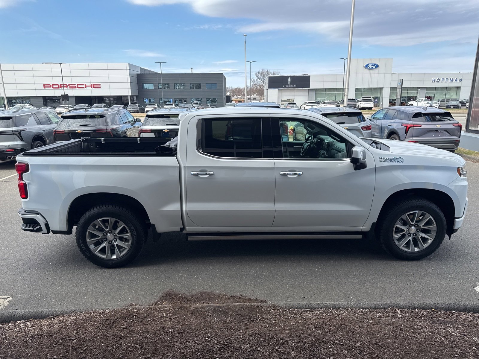 2022 Chevrolet Silverado 1500 LT High Country photo 3