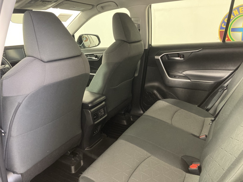 2022 Toyota RAV4 XLE photo 5
