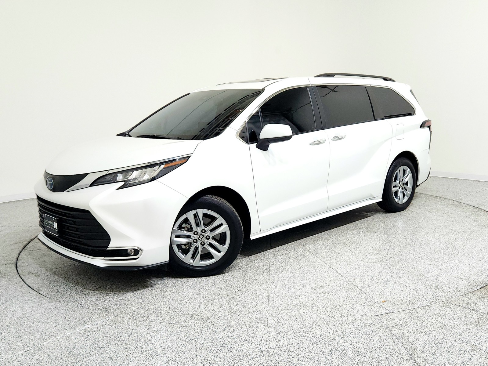 2023 Toyota Sienna XLE's photo