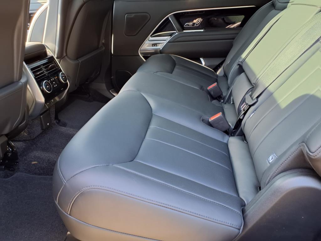 2025 Land Rover Range Rover SE photo 5