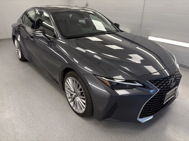 2022 Lexus IS 300 photo 3