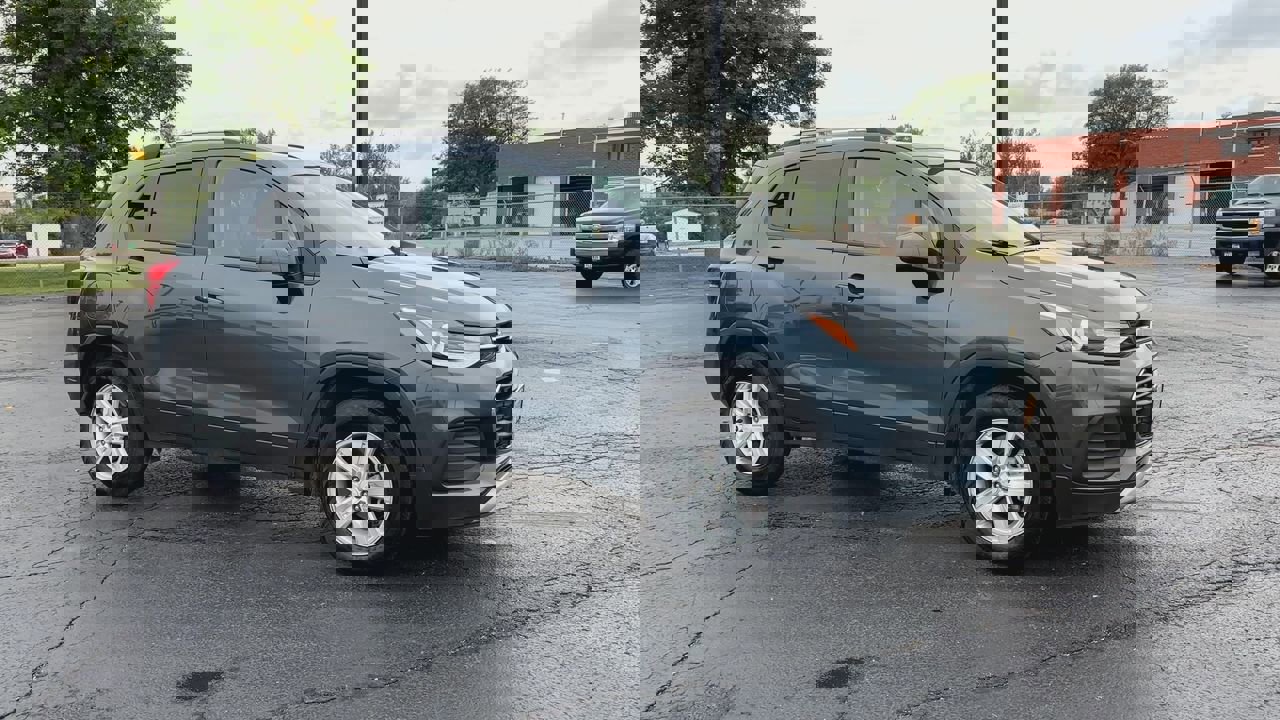 2022 Chevrolet Trax LT photo 2