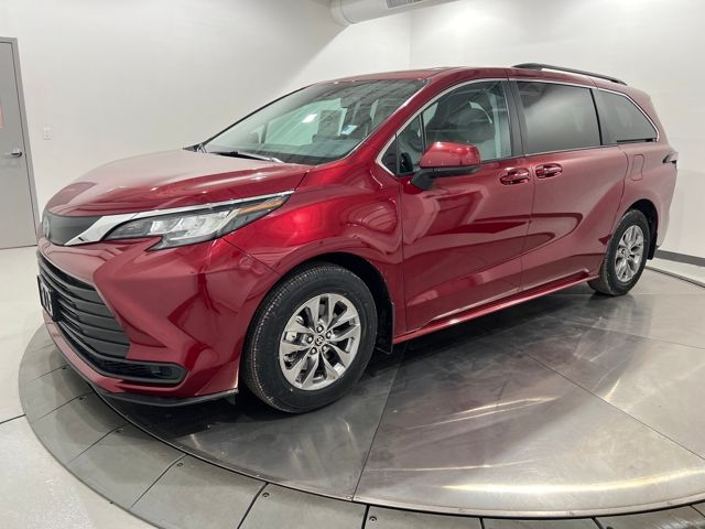 2023 Toyota Sienna LE's photo