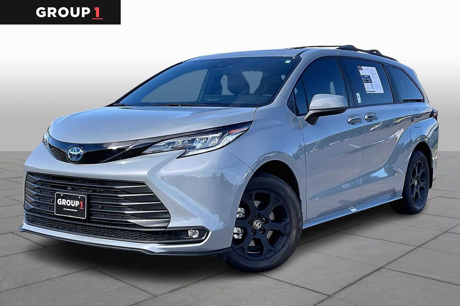 2025 Toyota Sienna Woodland Edition's photo