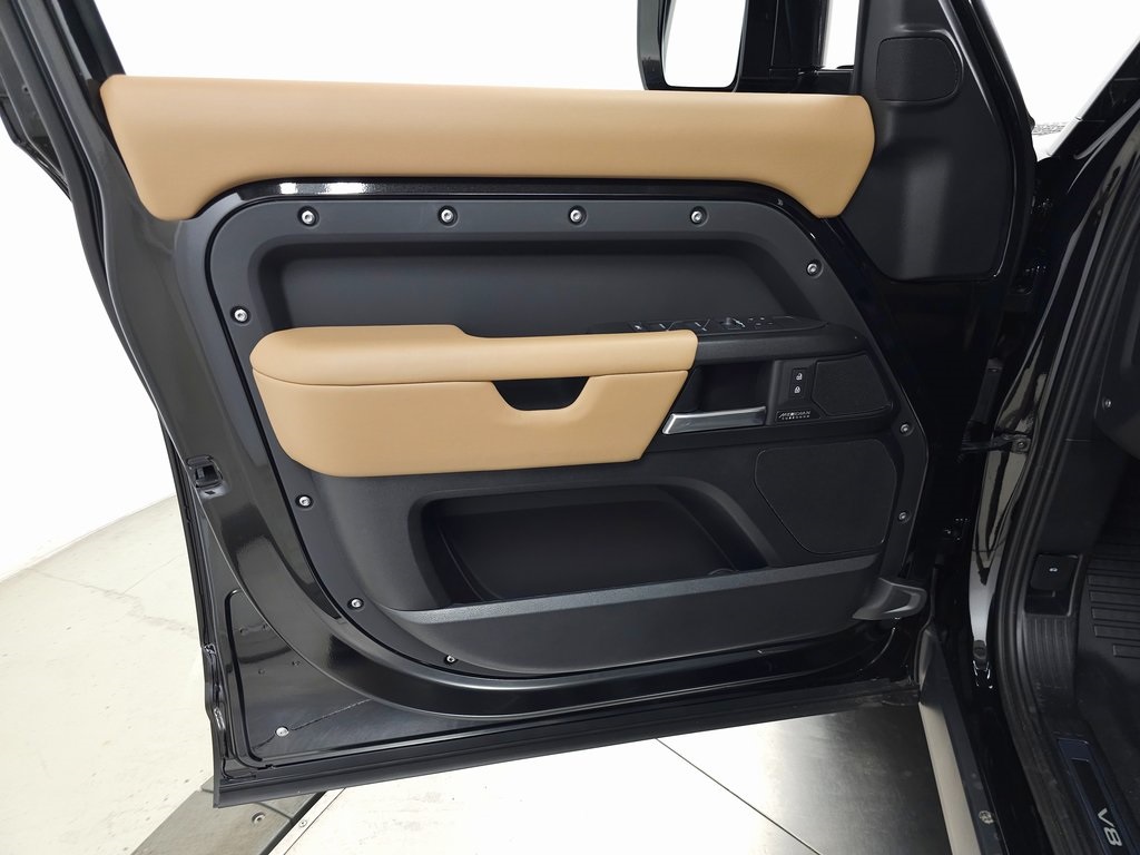 2025 Land Rover Defender 110 V8 photo 11