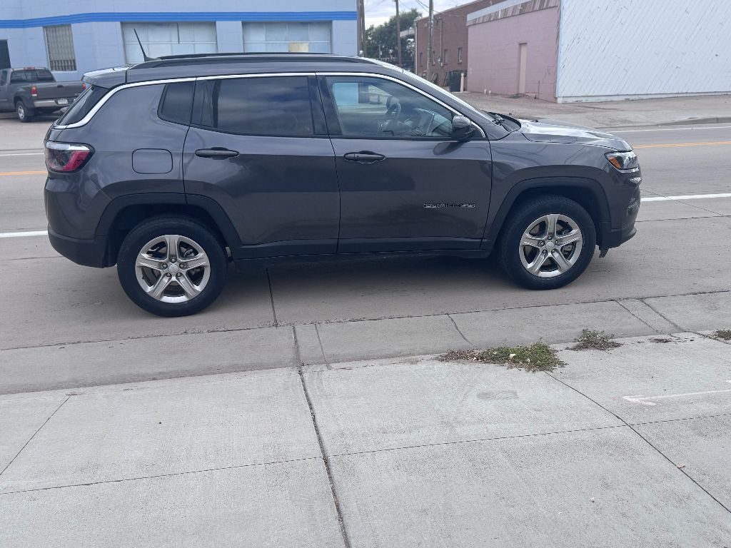 2024 Jeep Compass Latitude photo 4