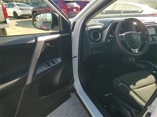 2018 Toyota RAV4 LE photo 3