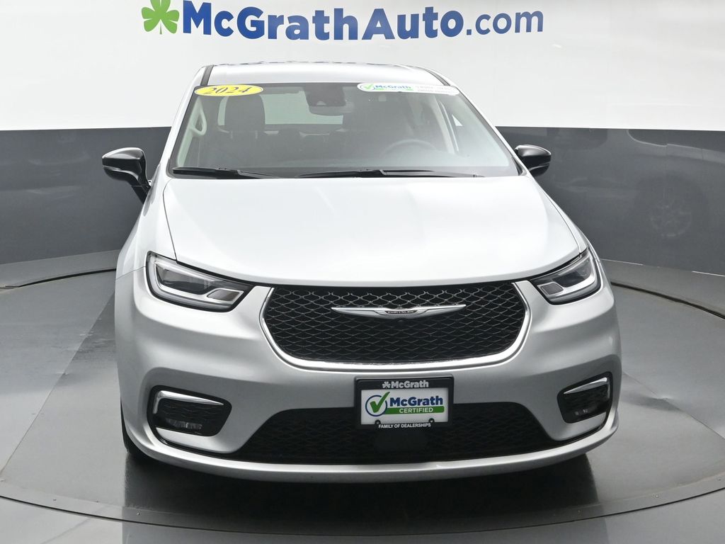 2024 Chrysler Pacifica Touring L photo 3