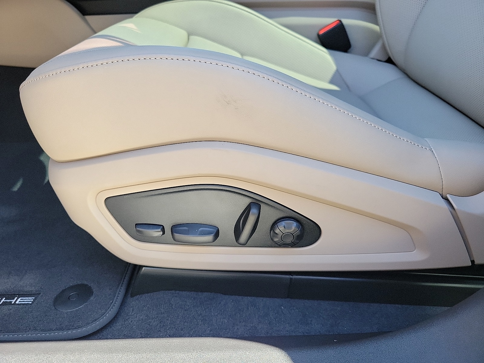 2025 Porsche Taycan photo 24
