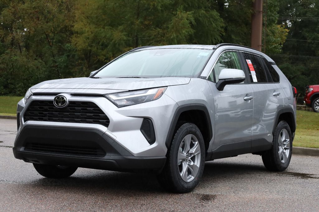 2025 Toyota RAV4 XLE's photo
