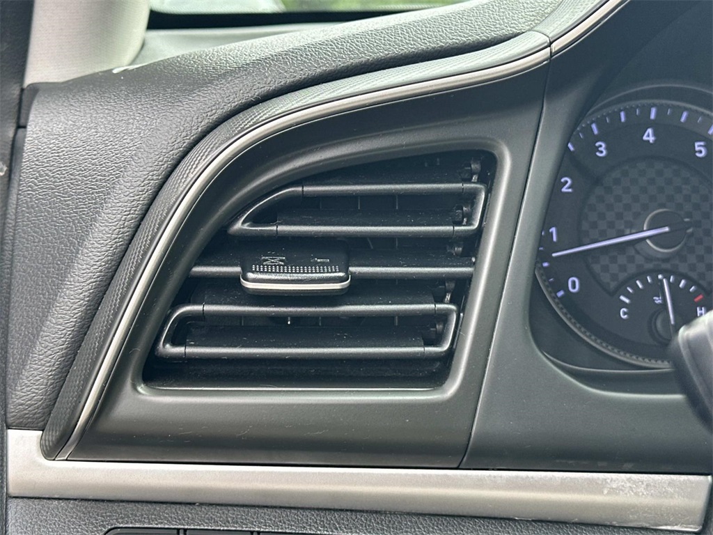 2020 Hyundai Elantra SEL photo 24