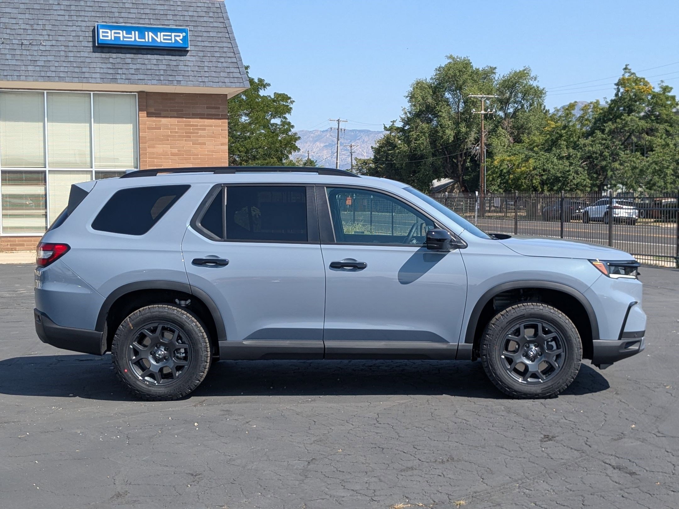 2025 Honda Pilot TrailSport photo 2