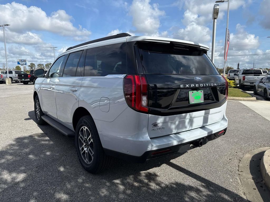 2025 Ford Expedition photo 2