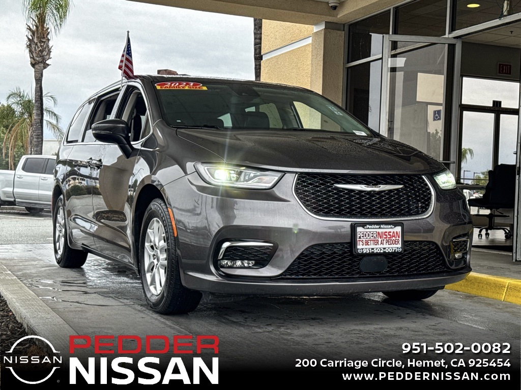 2023 Chrysler Pacifica Touring L's photo