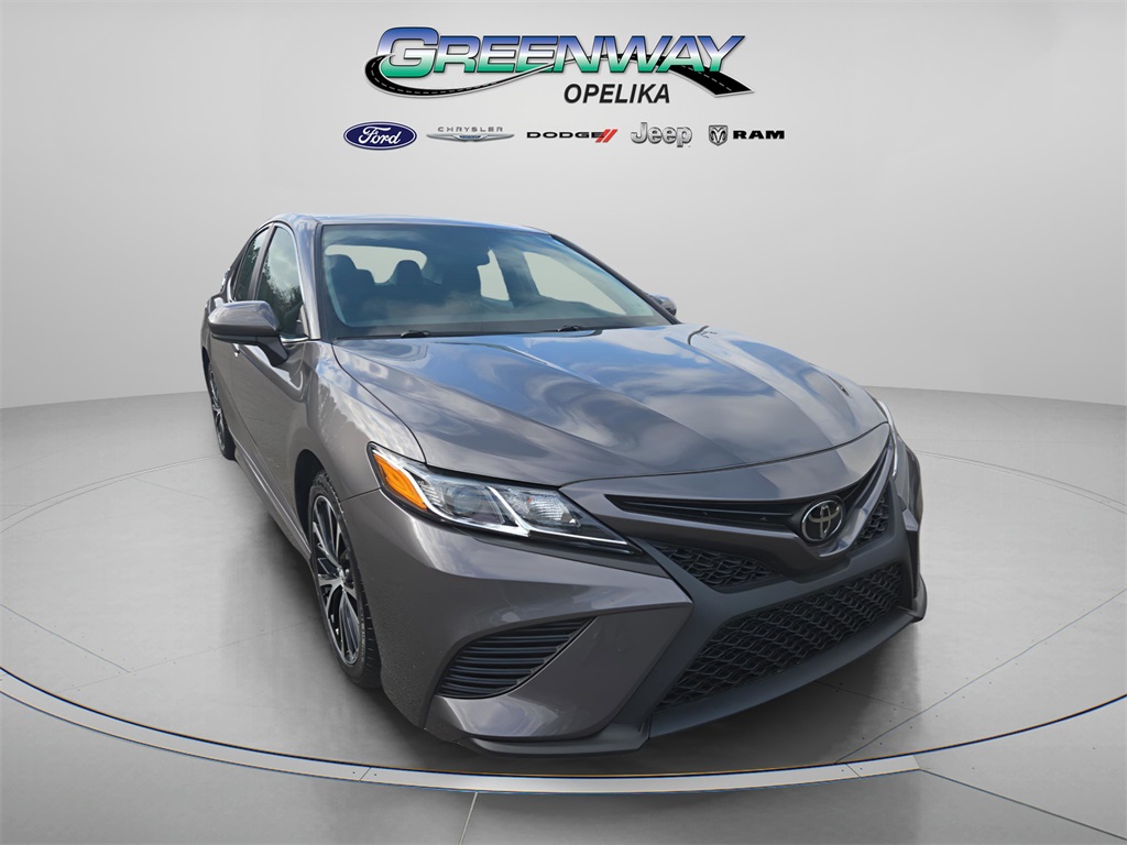2020 Toyota Camry SE's photo