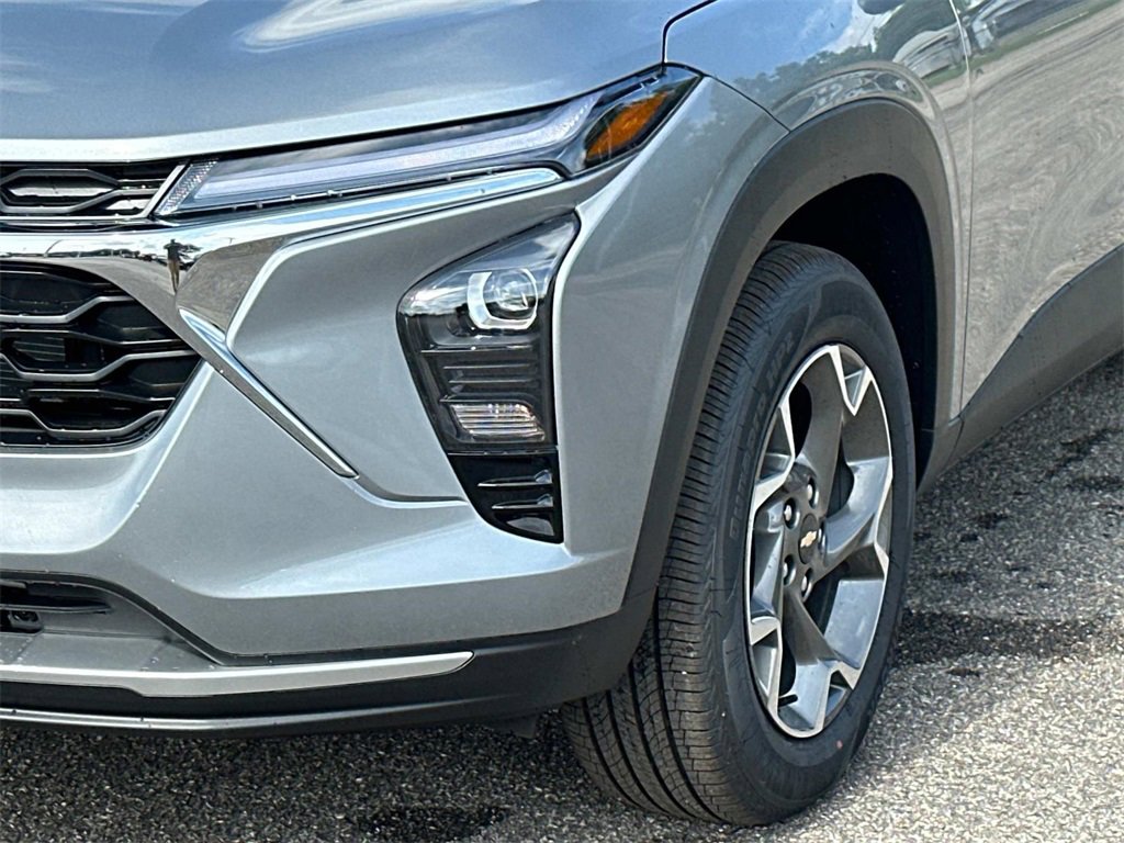 2025 Chevrolet Trax LT photo 8