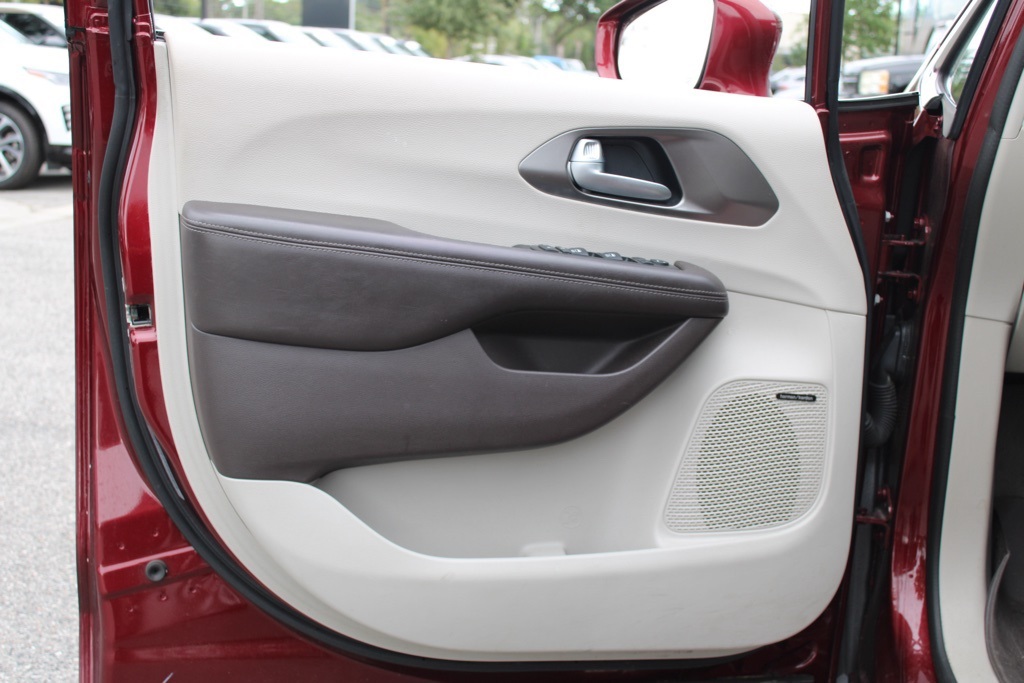 2017 Chrysler Pacifica Touring Plus photo 12